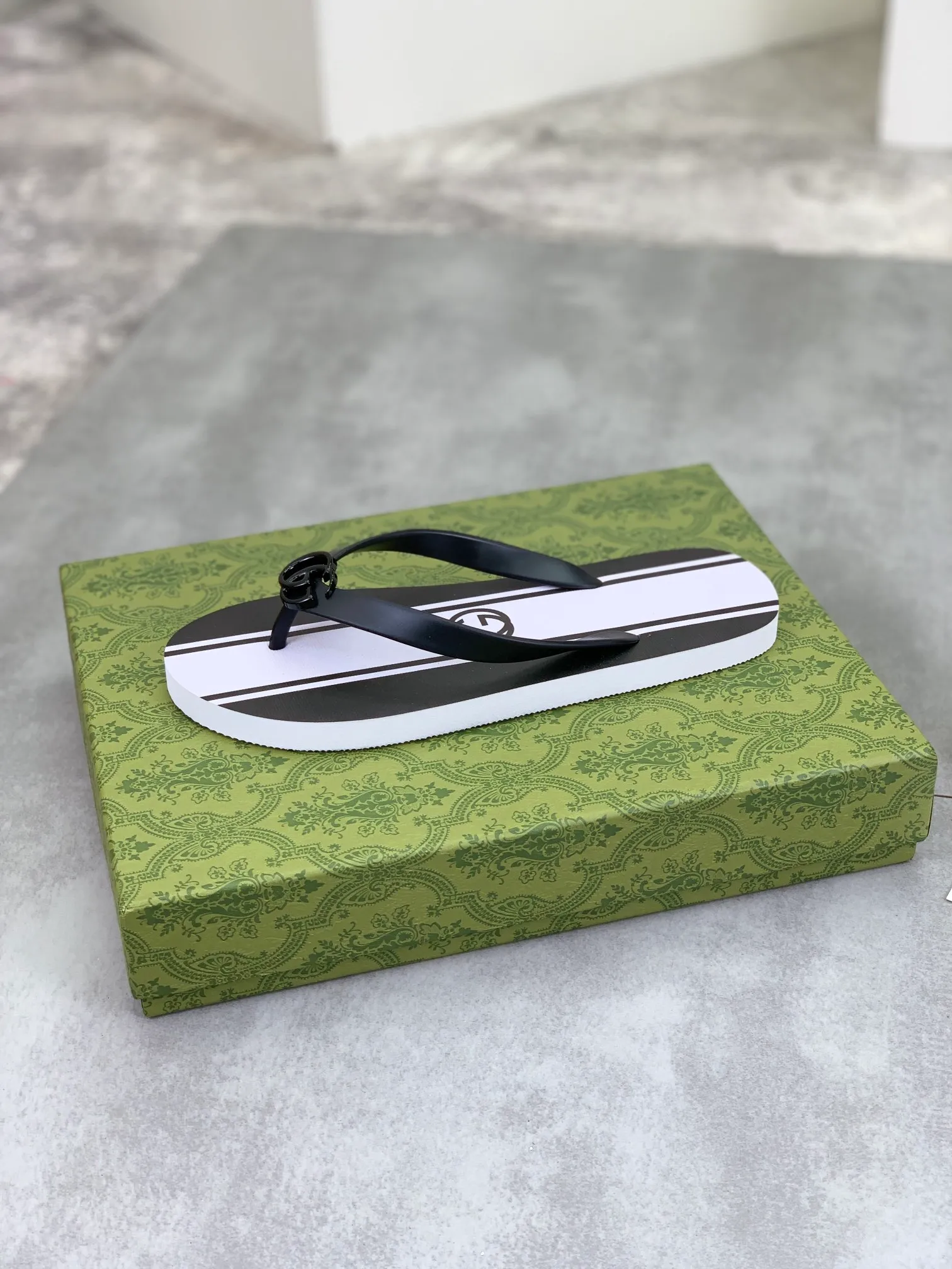 Men's men's shoes 💰P220💰【New style】🆘【GUCCI】Official website's popular Gucci adult couple 🧑‍🤝‍🧑 style, children's flip-flops are on sale at the counter simultaneously! Original fabric imported from Italy. Original bottom provided by the original factory. Size: Adult 36-45. Children’s size: 30-37. Multiple colors available.